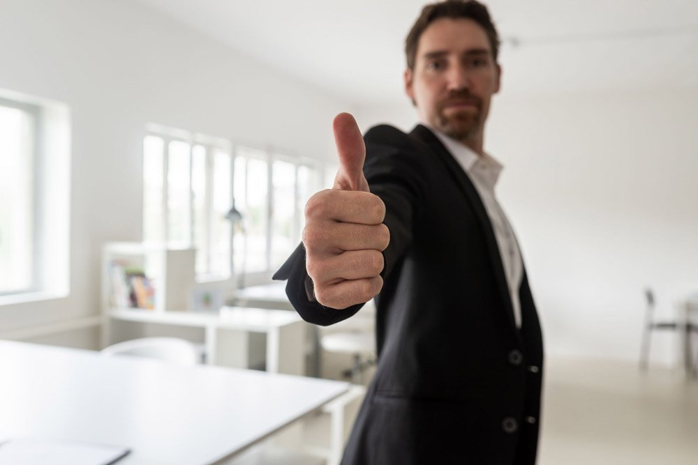 Say yes in French with a thumb up